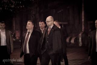 «Липский променад»: СМИ опубликовали фото гуляющего по улицам ночного Киева Яценюка со товарищи
