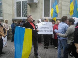 В Киеве избирают меру пресечения мэру Вышгорода. У здания суда проходит сразу два пикета