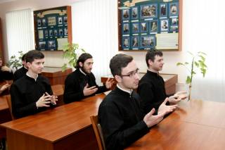 В Киеве впервые создан жестовый разговорник для общения священников с неслышащими людьми
