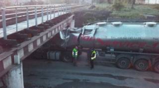 Во Львове грузовик с цистерной застрял под мостом