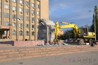 В Одесской области уже две недели не могут снести постамент от памятника Ленину