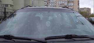 Полицейского, вывесившего у себя в машине российский триколор, уже уволили, несмотря на участие в АТО