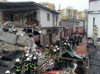 В Киеве на Подоле прогремел взрыв. Разрушены 5 гаражей, погиб человек
