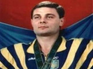 Водителем, устроившим драку с полицейскими в киевском спальнике, оказался первый олимпийский чемпион Украины