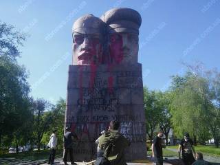Не сумев разгромить памятник чекистам в Киеве, активисты облили его красной краской