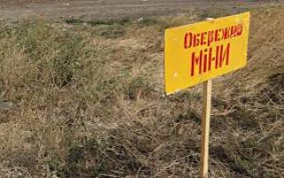 Двое мирных жителей Донбасса пострадали за минувшие сутки. У одного – огнестрел, другой подорвался на мине