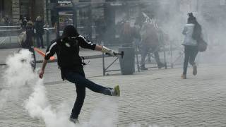 В ходе акций протеста во Франции ранены более 20 полицейских