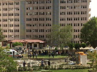 На юге Турции прогремел взрыв около полицейского участка. Один человек погиб, много раненых