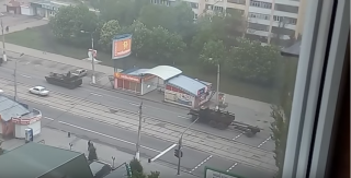 Появилось видео передвижения военной колонны в оккупированном Луганске