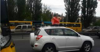 Беременная киевлянка бросилась под колеса автомобилей