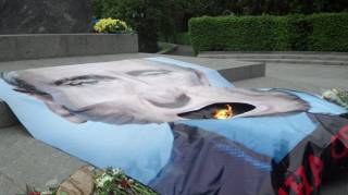 Вечный огонь в Киеве накрыли портретом Путина