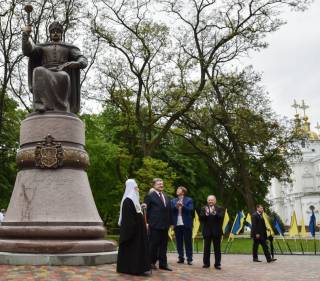 «Через незгоду всі пропали, самі себе завоювали»: на открытии памятника Порошенко процитировал Мазепу