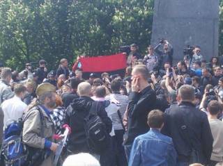 Полиция оттеснила группу молодых людей от Мемориала Вечной Славы в Киеве
