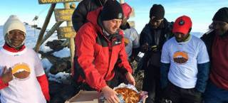 Пиццерия установила рекорд, доставив пиццу... на вершину Килиманджаро