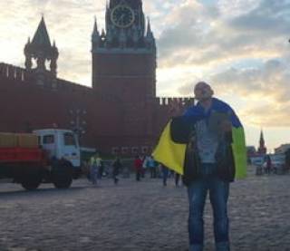 На Красной площади парень с сине-желтым флагом спел гимн Украины