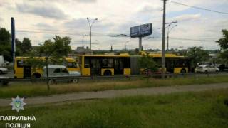 В Киеве столкнулись троллейбус и маршрутка. Есть пострадавшие