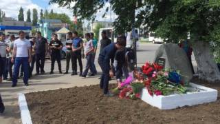 Вопреки запретам оккупационных властей, крымчане несут цветы к местам памяти жертв депортации