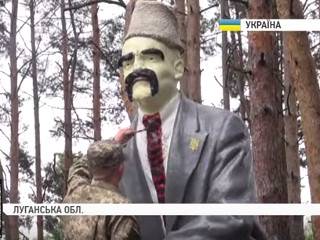 Украинские солдаты на Луганщине подошли к декоммунизации творчески, превратив памятник Ленину в Шевченко