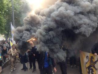 Активисты «Азова» закоптили весь центр Киева, протестуя против выборов в ОРДЛО
