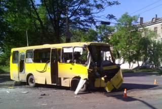 В Мариуполе маршрутка протаранила автобус с военными. Есть пострадавшие