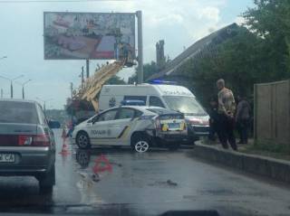 В Харькове патрульный автомобиль столкнулся с «Опелем». Полицейскую забрала скорая