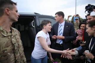 Прежде чем отправиться к президенту, Савченко босиком эмоционально пообщалась с журналистами