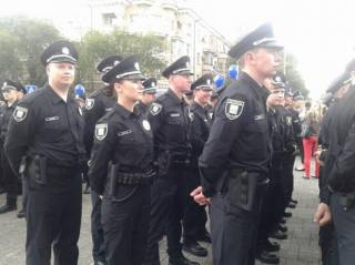 В Мариуполе приняли присягу 172 полицейских. Их коллега из Киева так торопился, что попал в ДТП