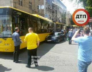В центре Киева произошло ДТП с участием троллейбуса