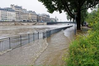12 тысяч человек срочно эвакуируют спасатели во Франции. Благо, хоть они пока не бастуют