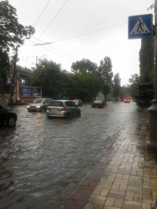 Из-за затяжного ливня в Одессе началось наводнение
