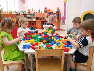 Минобразования не видит проблем, чтобы в детских садах не было кухонь и прачечных. Но были двухъярусные кровати