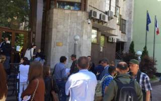 Киевские фанаты взяли в осаду посольство Франции