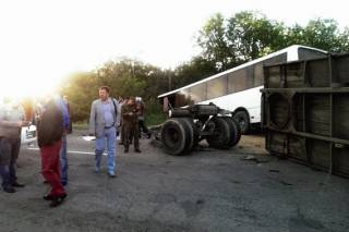 На Луганщине КамАЗ не разминулся с автобусом