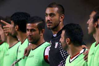 Федерация футбола Ирана дисквалифицировала голкипера за… желтые штаны