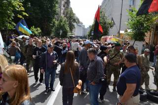 Под окнами у Порошенко начался митинг. Народ требует объявить демобилизацию