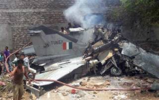 В Индии истребитель упал на жилое здание