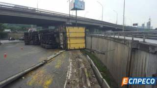 На Южном мосту в Киеве перевернулась фура. На дорогу вытекло много горючего