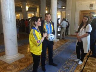 Депутаты дружно открещиваются от поездки на Евро-2016 и разгуливают по Раде в футболках сборной Украины