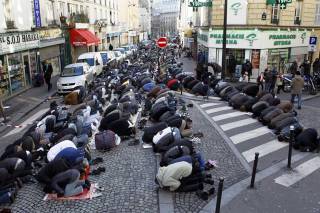 В Париже пришлось экстренно эвакуировать около 400 мигрантов