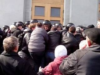 В Одессе активисты ворвались на сессию облсовета