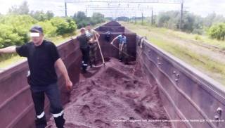 На Закарпатье пограничники откопали 1 тыс. пачек сигарет в вагоне с рудой