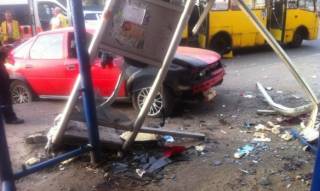 В Киеве «Опель» влетел в остановку. Один человек погиб, шестеро — травмированы