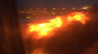 В аэропорту Сингапура при посадке загорелся самолет