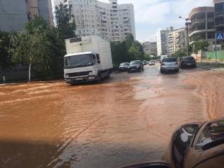 На киевской улице образовалось еще одно «ржавое» озеро