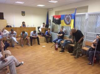 Группа депутатов и активистов забаррикадировалась в Печерском суде, чтоб не дать вывезти в СИЗО основателя «Айдара»