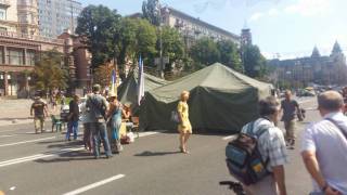 Активисты поставили палатку посреди Крещатика в поддержку «Бати». Геращенко готова взять его на поруки