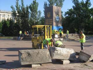 В суровом Николаеве от памятника Ленину решили не оставлять камня на камне