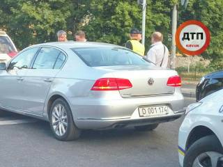 В Киеве автомобиль посольства РФ попал в ДТП