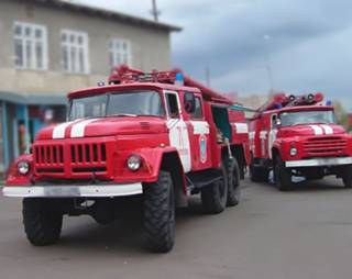 На Житомирщине горящее дерево едва не уничтожило магазин