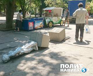 В Севастополе кто-то обрушил памятник Володе Ульянову. И напоследок обвел мелом «труп»